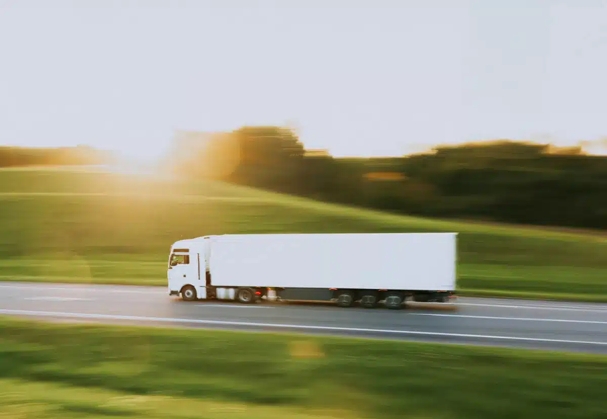 Imagen Camion a alta velocidad en la carretera