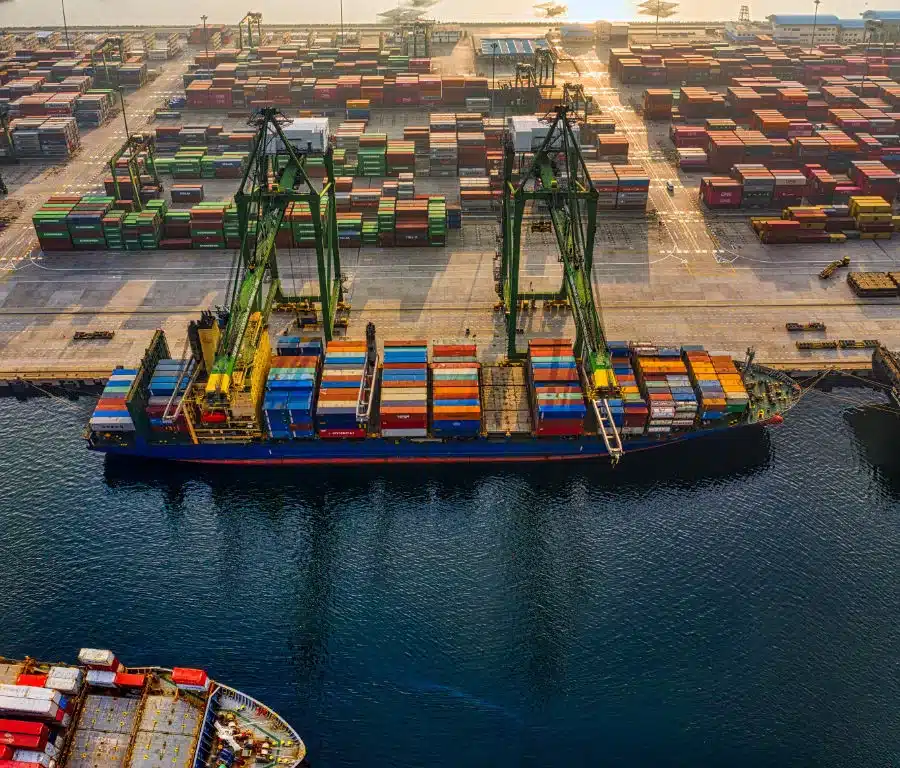 Imagen de buques de transporte den un canal con contenedores