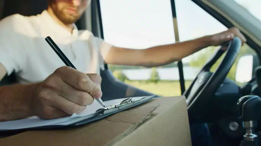 Operador apuntando la logística en su transporte