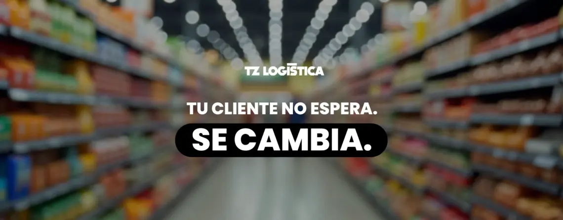 Pasillo de supermercado desenfocado con anaqueles llenos de productos; al centro, el logo de TZ Logística y el texto «Tu cliente no espera. Se cambia.»